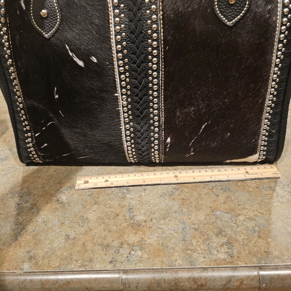 Trinity Ranch C Carry Shoulder Bag - Picture 10 of 13